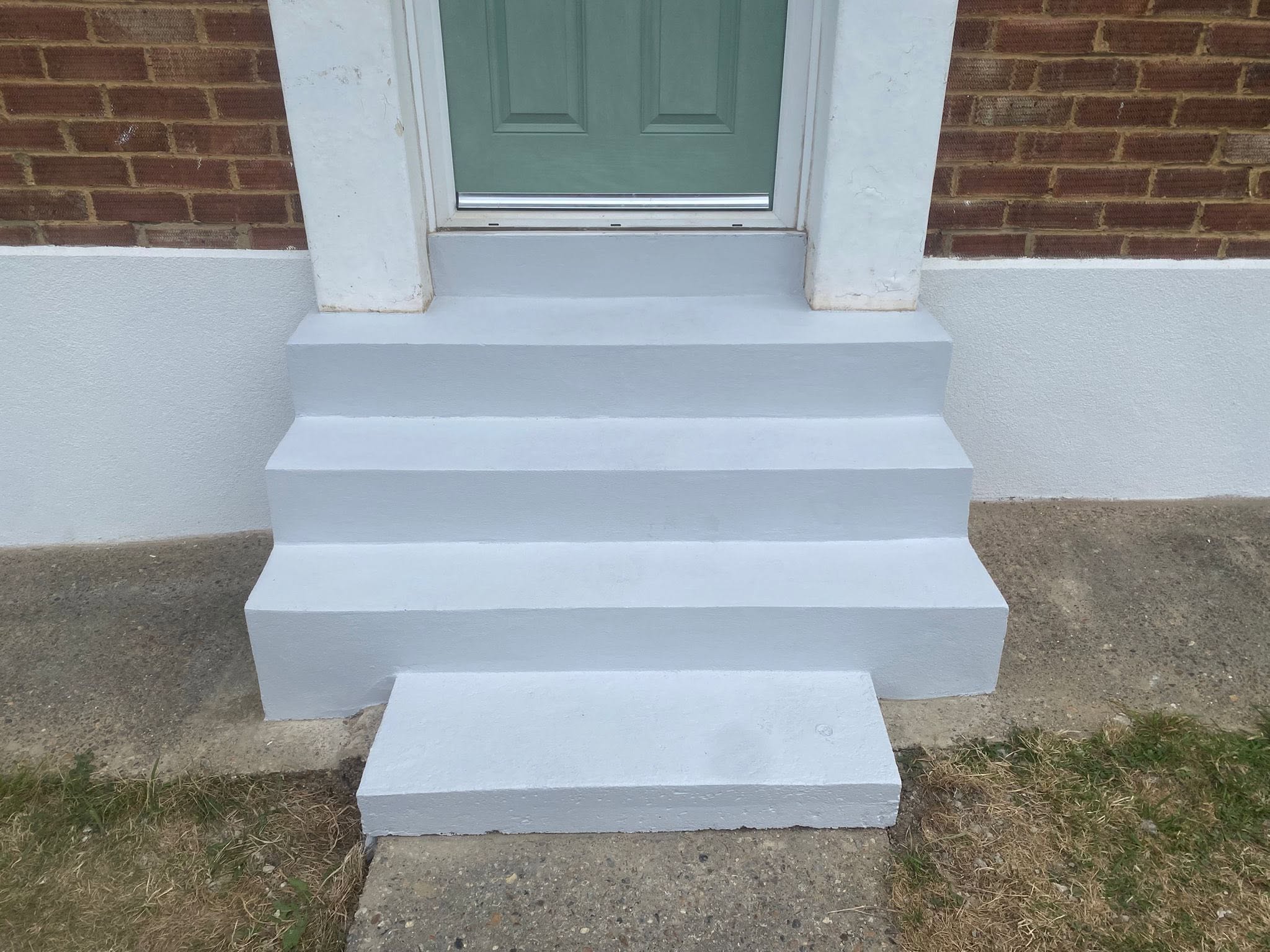 Smooth curved plaster wall finish on a staircase